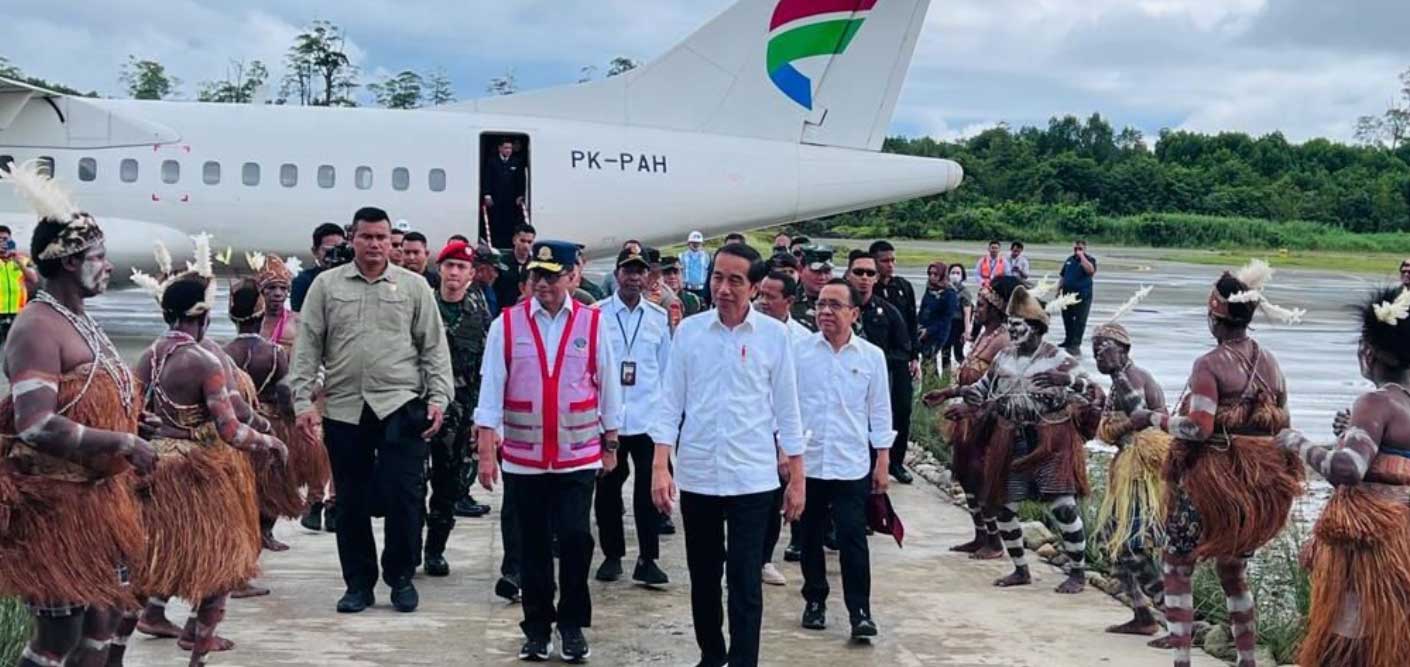 Presiden Joko Widodo Resmikan Pengembangan Bandara Ewer Tirasonline