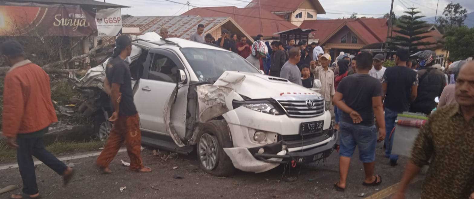 Diduga Rem Blong, Truk Hantam Lima Mobil Dan Tiga Sepeda Motor Di ...