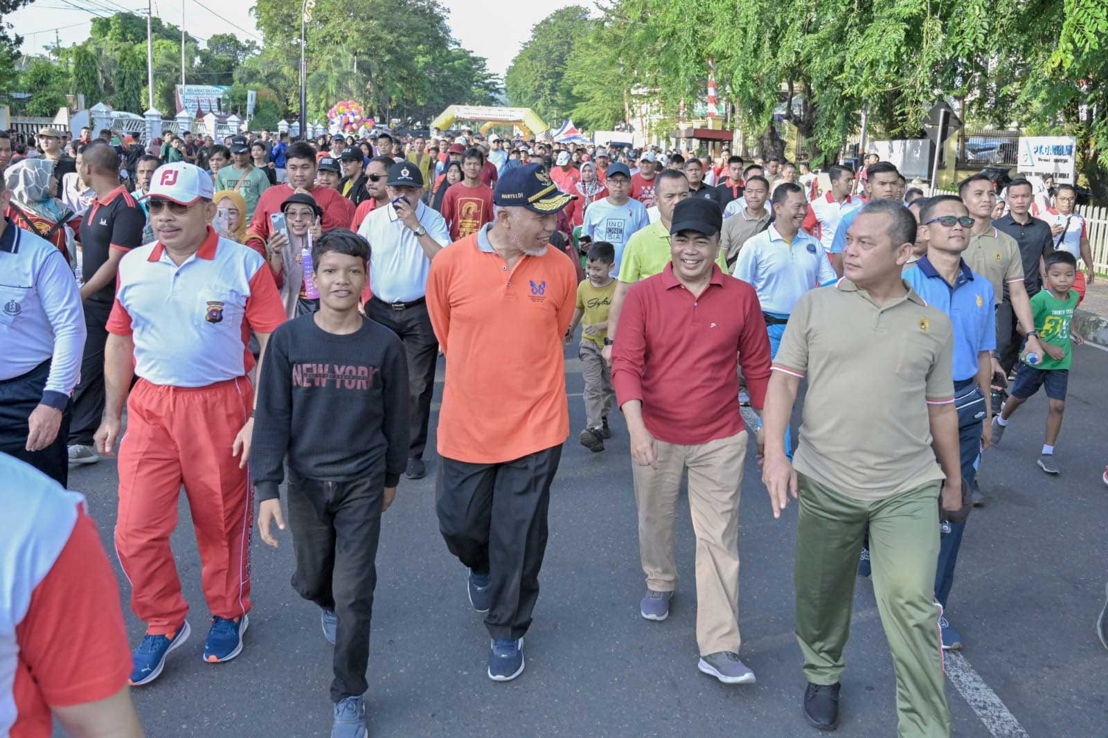 Ribuan Warga Padang Ikut Jalan Santai Hut Bhayangkara 0458