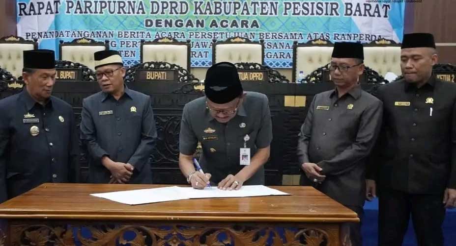 DPRD Pesisir Barat Setujui Perda Pertanggungjawaban APBD 2022 ...