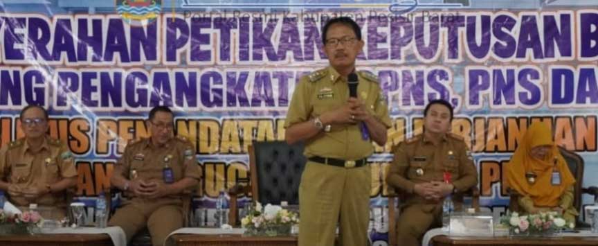 Serahkan Sk Pengangkatan Pegawai Pemkab Bupati Pesisir Barat Jaga Amanah Tirasonline Com